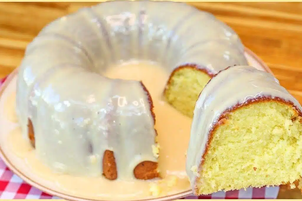 Bolo de Baunilha Com Calda