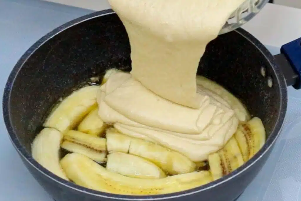 Bolo de banana na panela