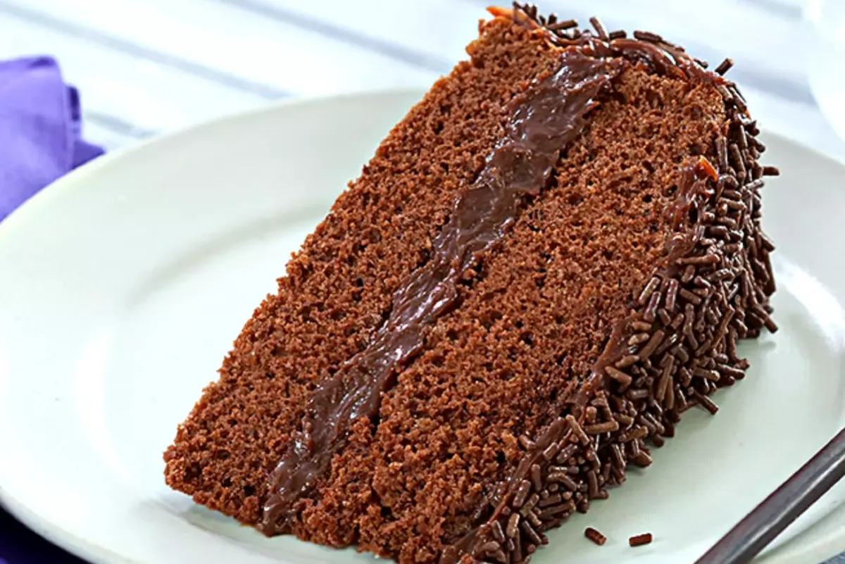Bolo de brigadeiro muito fácil de fazer e fica delicioso.