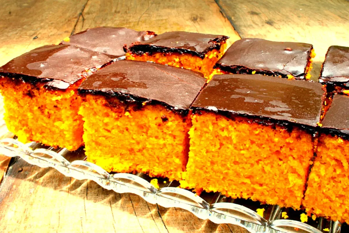 Bolo de cenoura com cobertura de chocolate, receita simples e saborosa!