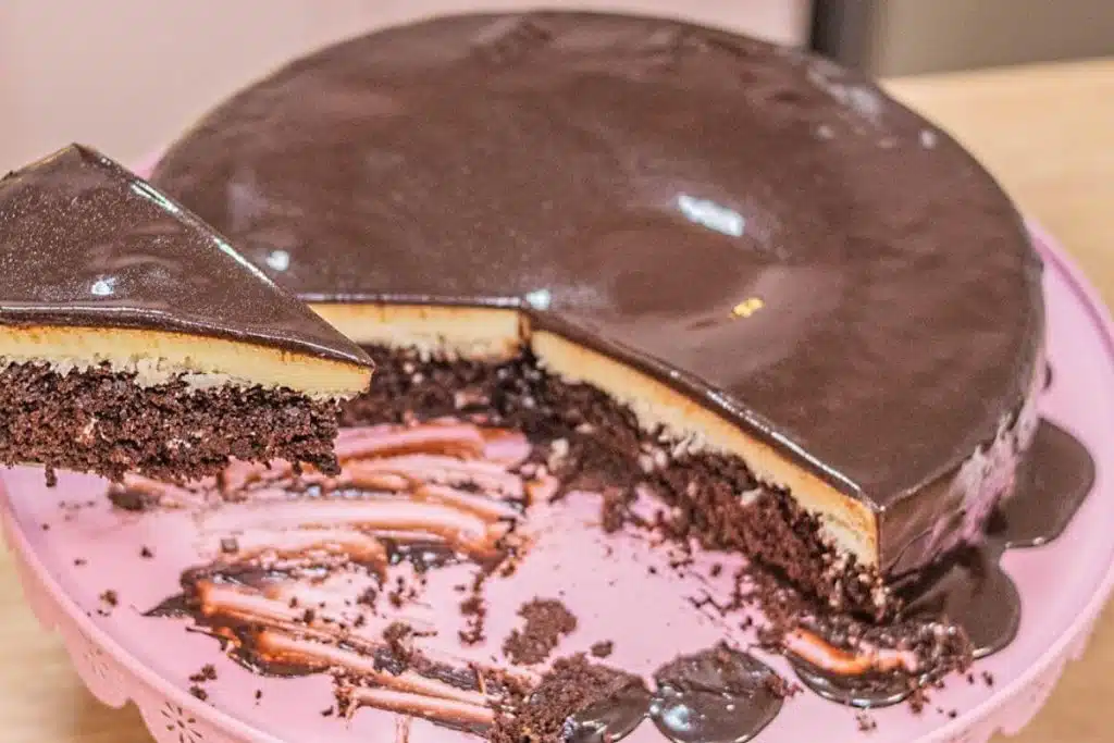 Bolo prestígio tão fácil que já sai recheado do forno