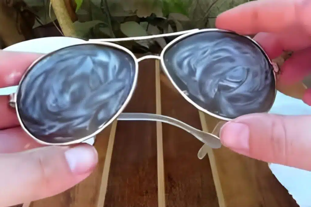 Como remover arranhões de óculos e deixá-los novinhos e brilhando