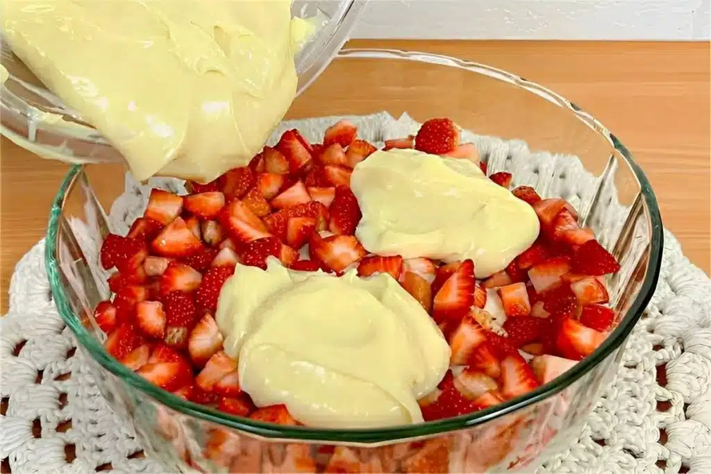 Creme belga com morangos fácil e delicioso