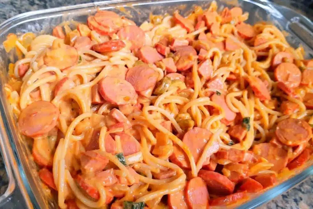 Macarrão cremoso com salsicha para você economizar tempo na hora do almoço