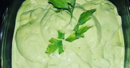 Maionese Verde Temperada com Toque de Ovo Cozido e Creme de Leite