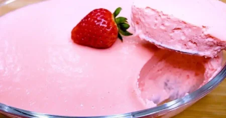 Mousse de Morango: Leveza e Sabor em Cada Colherada