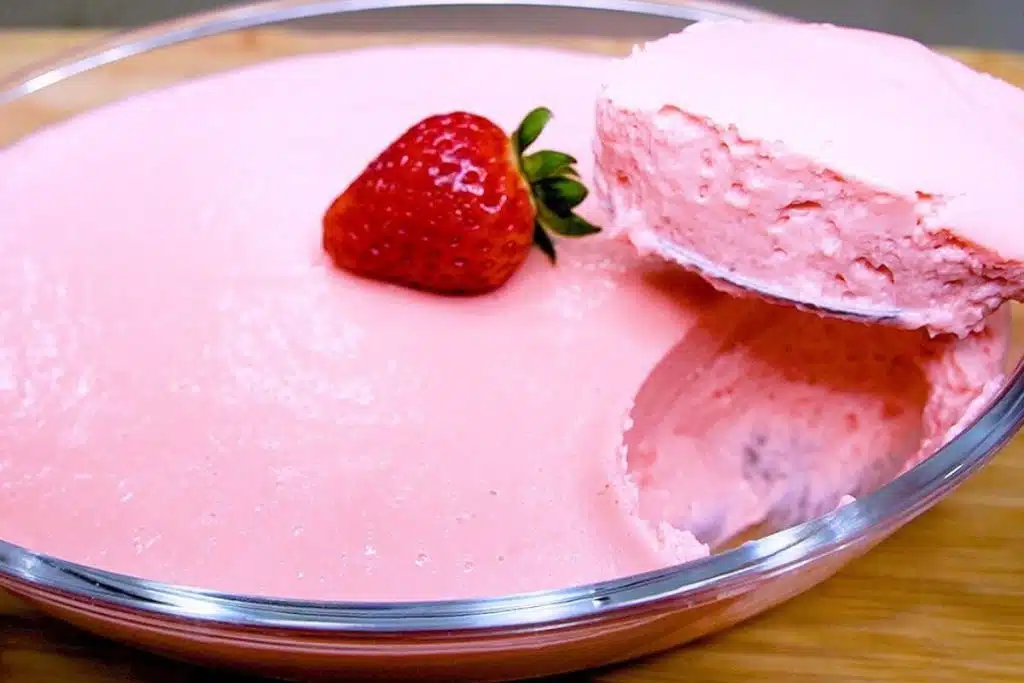 Mousse de morango super cremoso fiz usando um pacotinho de suco em pó