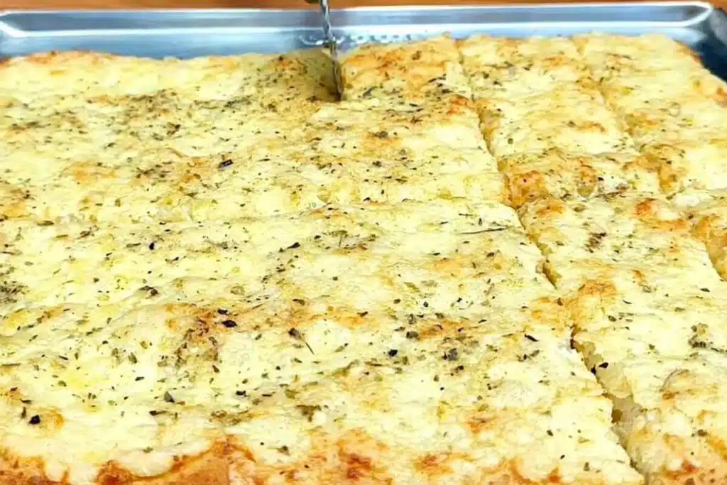 Pão de alho caseiro feito na assadeira