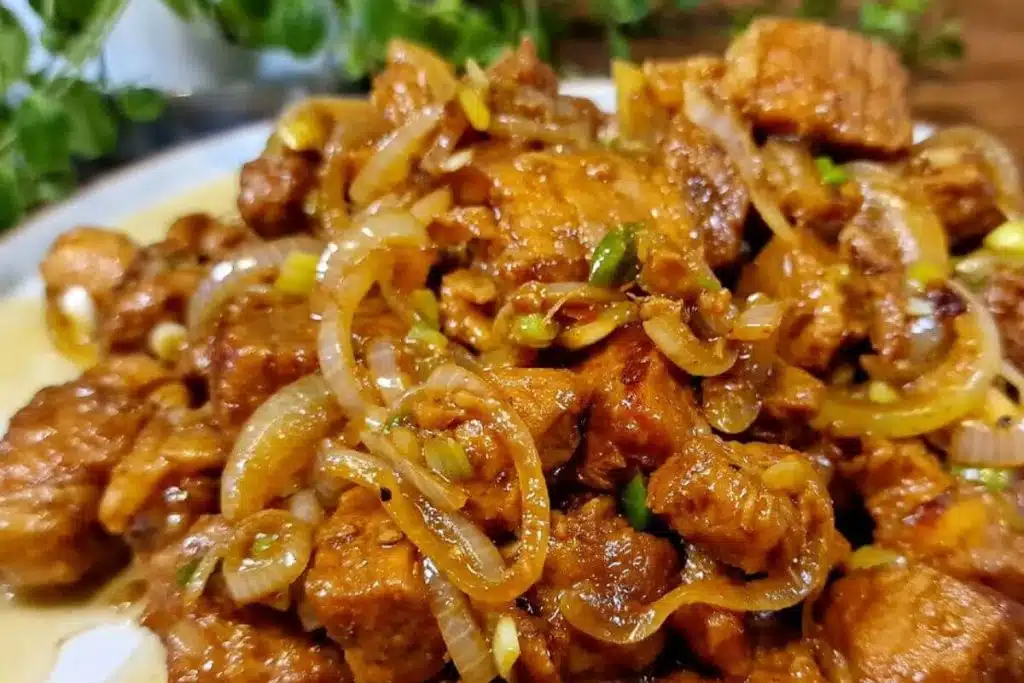 Pernil de porco acebolado um jeito de você fazer uma carne saborosa e super suculenta