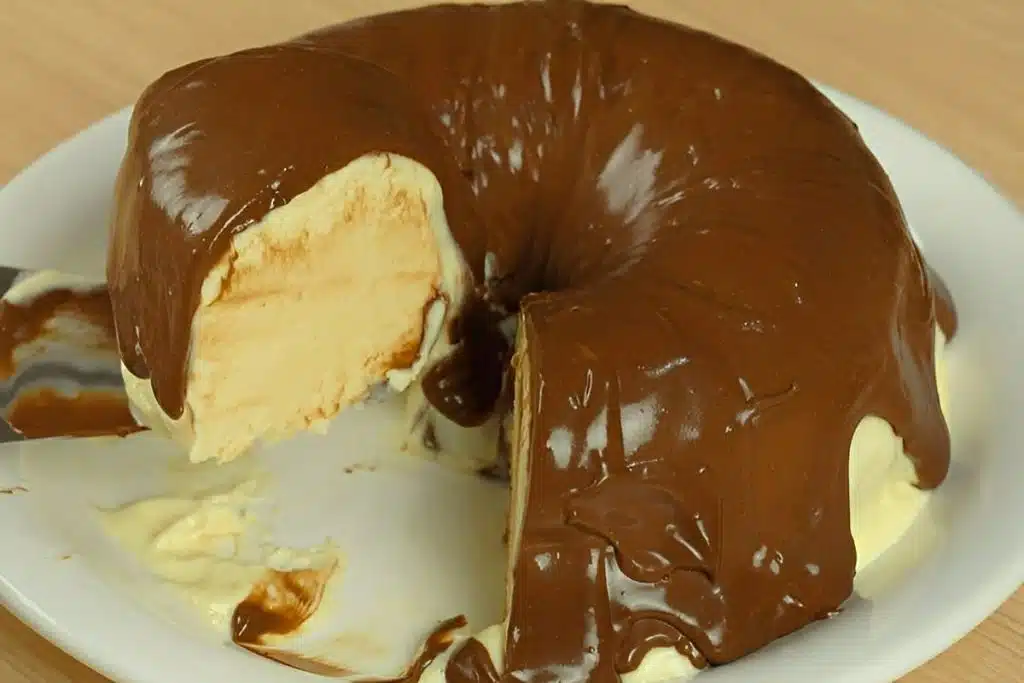 Pudim de sorvete de maracujá com ganache de chocolate