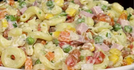 Salada de Macarrão Completa: Uma Explosão de Sabores Refrescantes