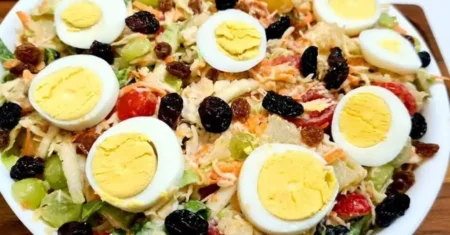 Salada de Natal Cremosa: Uma Explosão de Cores e Sabores