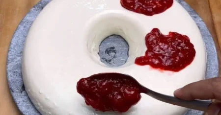 Sobremesa para a Ceia de Natal: Pudim de Leite Ninho com Geleia de Morango