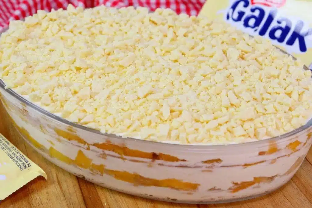 Sobremesa para o ano novo com chocolate galak e pêssego é de dar água na boca