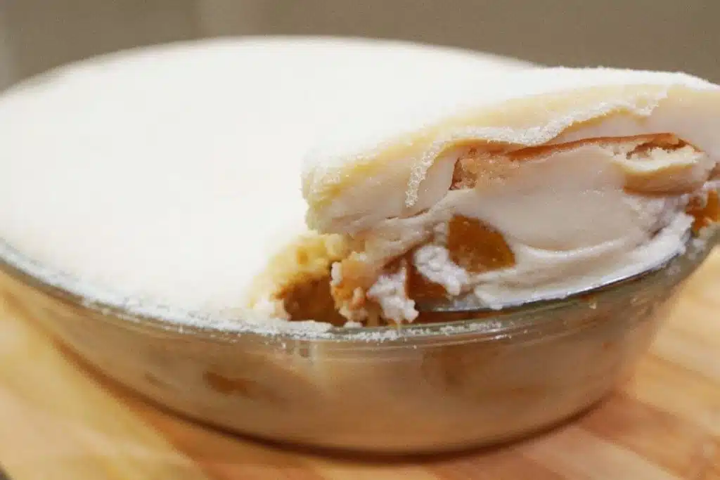 sobremesa gelada de leite ninho com pêssego